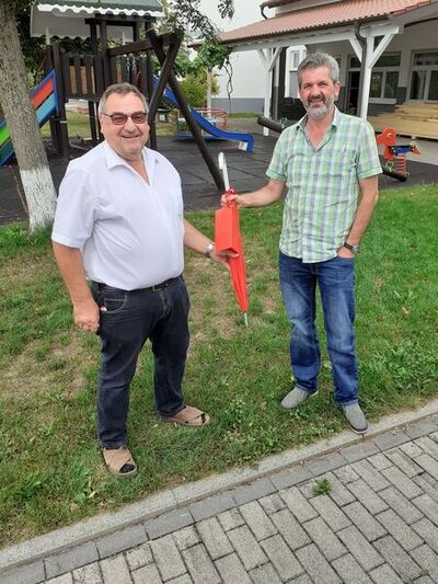 Geschenkübergabe an Erkan Cetinkaya