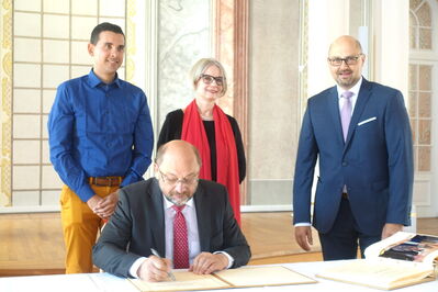 Eintrag ins Goldene Buch der Stadt Ettlingen