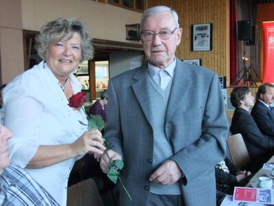 Dagmar Elsenbusch dankt dem früheren Gemeinderat Hermann Konrad mit einer roten Rose 