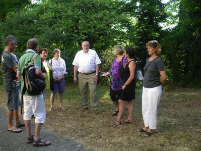 Die SPD-Ratsmitglieder im Gespräch mit Herrn Oberle (Mitte) im neu anzulegenden Therapiegarten