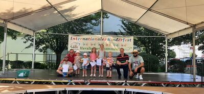 Die Gewinner des Entchenschwimmwettbewerbes bei der Siegerehrung
