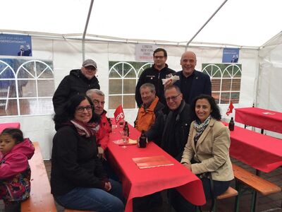 Bundestagskandidatin Neza Yildirim (vorne rechts) neben OB Walter Heiler und MdL Daniel Born (stehend)