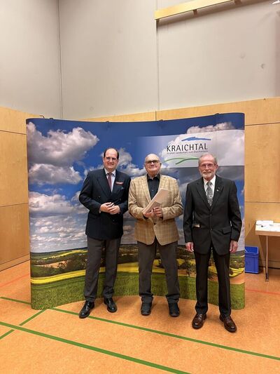 Bürgermeister Tobias Borho, Bernhard Stolzenberger und Willi Dehn bei der Ehrung mit Urkundenübergabe