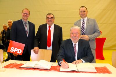 Eintragung in das Goldene Buch der Gemeinde Sulzfeld und in das Gästebuch des SPD Ortsvereines Sulzfeld-Zaisenhausen