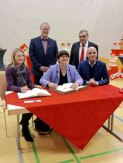 Eintragung in das Goldene Buch der Gemeinde Sulzfeld und in das Gästebuch des SPD Ortsvereines Sulzfeld-Zaisenhausen