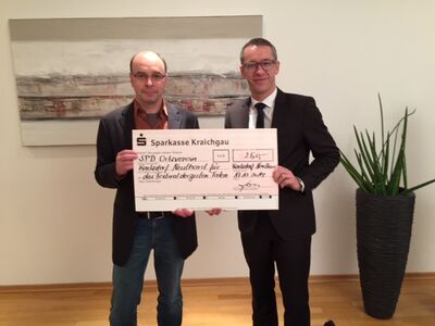 Vorstand Martin Gern bei der Spendenübergabe an Bürgermeister Weigt