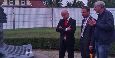 Daniel Born, Ingo Rust und Herbert Sand (v.l.n.r.) vor dem Denkmal an die Badische Revolution