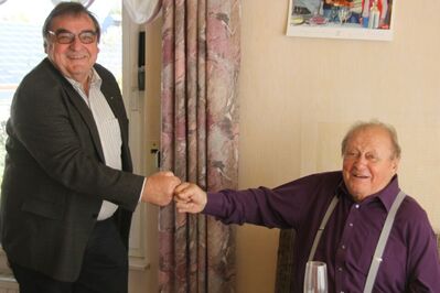 OV-Vorsitzender Becker gratuliert Fritz Weiß (Bildaufnahme: Hartwig Panzer)