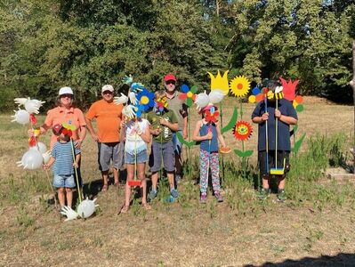 Viele bunte Holzblumen wurden beim Ferienprogramm der Forster SPD hergestellt